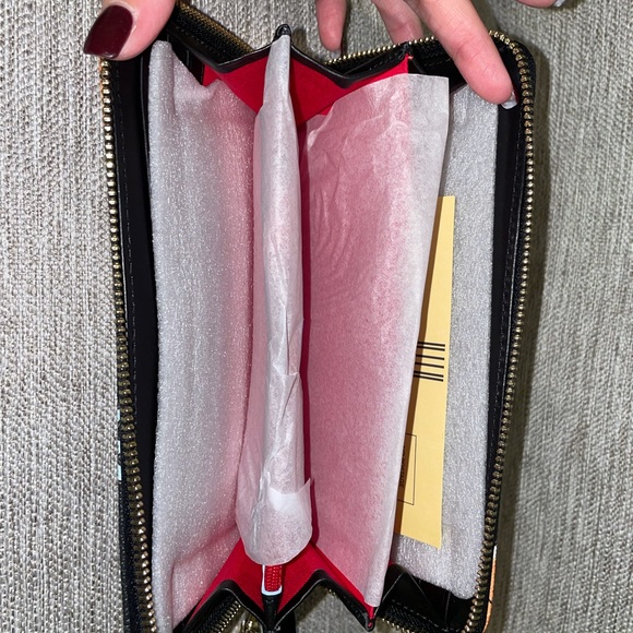 DOONEY & BOURKE DISNEY NEW YORK CITY DREAMS WALLET - Picture 3 of 3